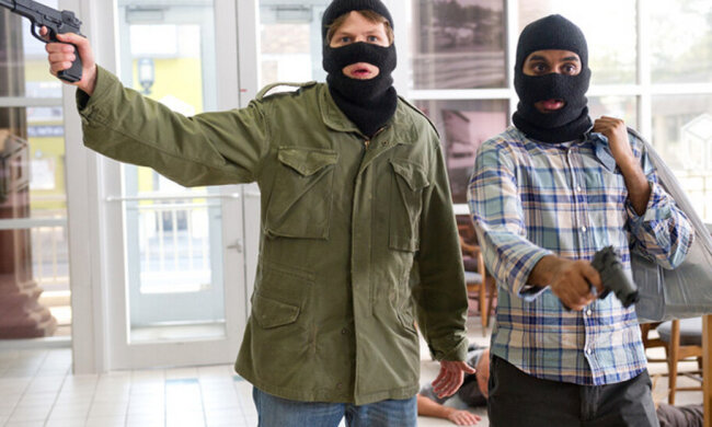 Сама відчинила двері: у Києві банда злодіїв зі зброєю напала на жінку