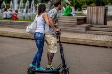 Один із операторів прокатних електросамокатів покинув Київ