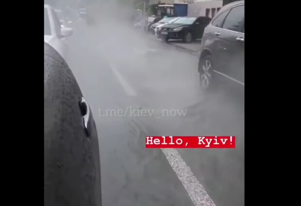 В центрі Києва вибухнула труба з гарячою водою (відео)