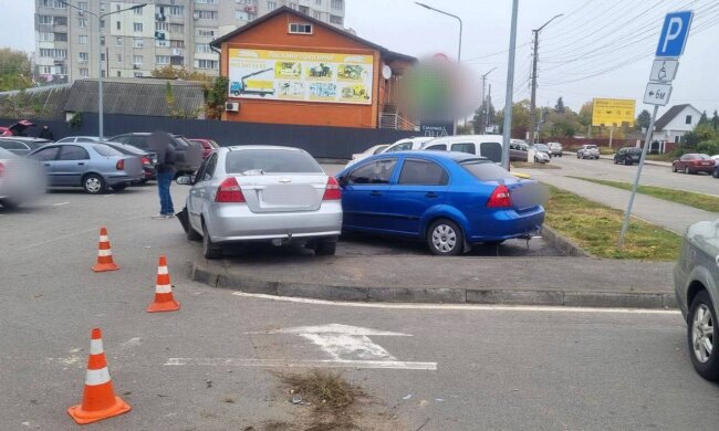 У Переяславі жінка втратила свідомість за кермом — наїхала на пішоходів та зіткнулася з авто