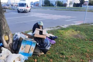 Життя в картонній коробці: пенсіонерка оселилася на борщагівській зупинці