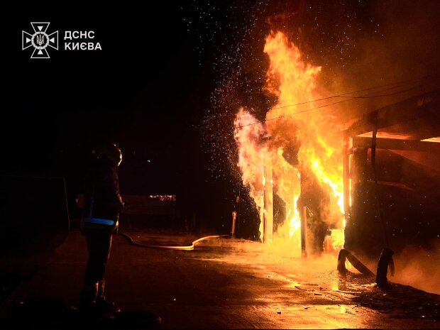 Пожежу у Деснянському районі Києва було ліквідовано о 1-й ночі - ДСНС Києва