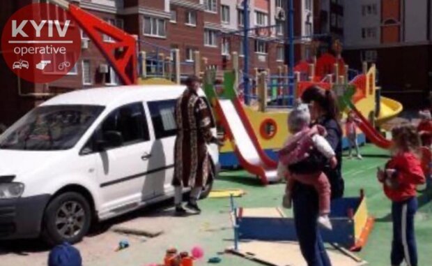 В Києві водій припаркувався на дитячому майданчику, на якому гралась малеча