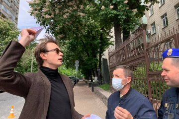 “Треба зупинити всі авіасполучення” – посольство Білорусі закидали літачками