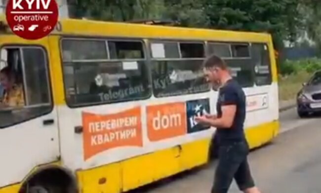 Небезпечний автобус ледь не вбив людину: у Києві у маршрутки на ходу відпало колесо (відео)