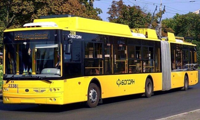 Додаткові рейси до кладовищ: Київ готується до поминальних днів