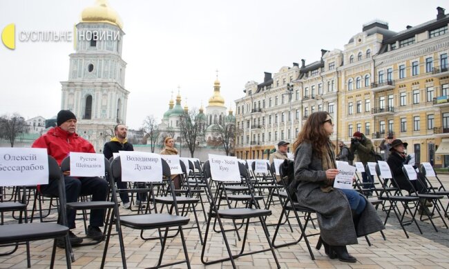“Порожні стільці”: у центрі Києва відбулась акція підтримки українських політв’язнів
