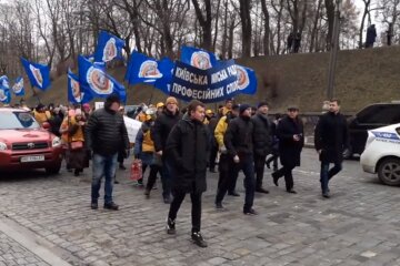 Представники профспілок протестують під Кабміном проти закону «Про працю» (відео)