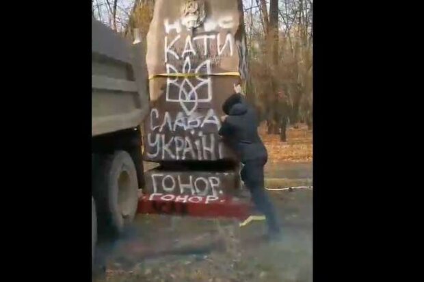 На Київщині активісти знесли монумент, присвячений НКВС (відео)
