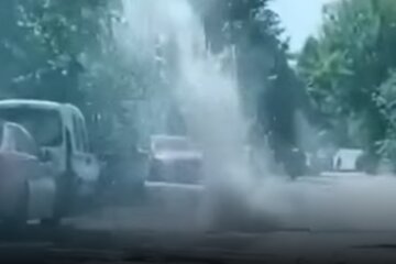 На Солом’янці посеред вулиці забив гейзер (відео)