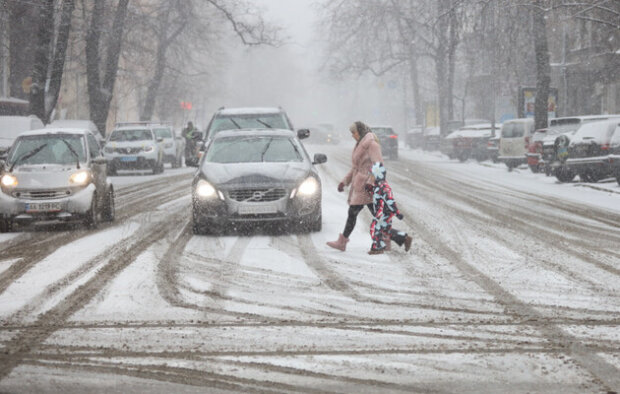 У Києві оголошено перший рівень небезпеки через ожеледицю на дорогах