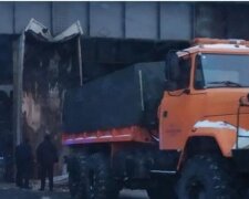 У шляхопроводі біля Деміївської площі застрягла вантажівка (відео)