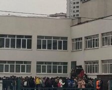 Київську школу довелося евакуювати через розпилення сльозогінного газу