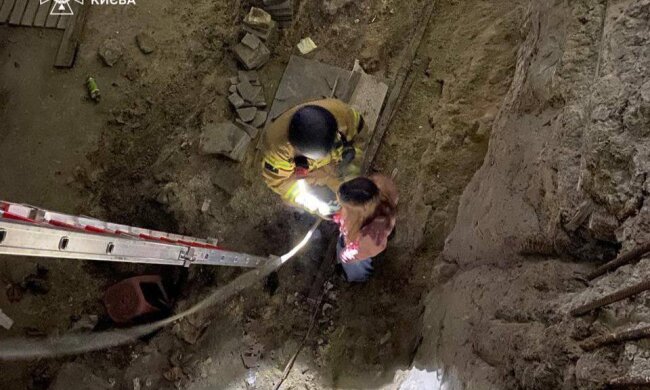 Порятунок з пастки: на Поштовій площі чоловік впав у підвал недобудови