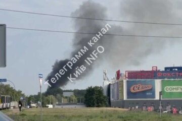 У Києві сталася сильна пожежа неподалік ТРЦ Lavina Mall