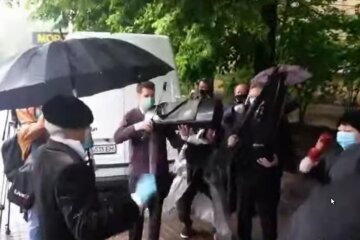 Біля Арсенальної столичний оркестр зіграв концерт “без звуку” (відео)