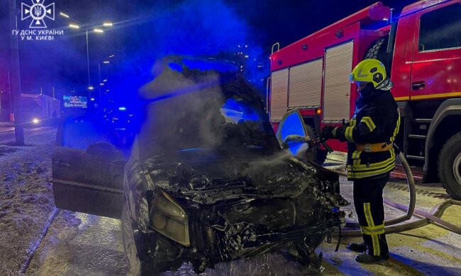 Ввечері 6 січня у Дарницькому районі палало авто, навіть перекривали частину вулиці