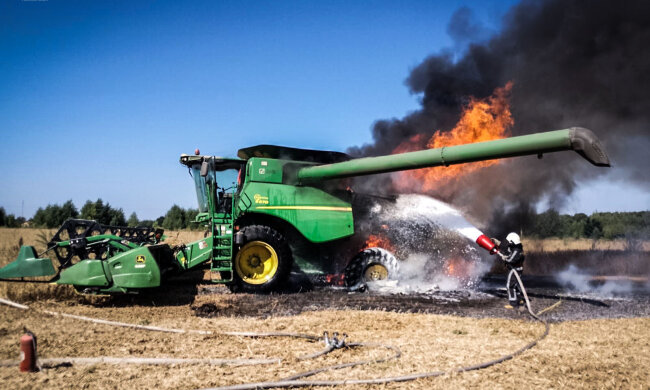 В Обухівському районі Київщини, рятувальники ліквідували загоряння комбайну в полі