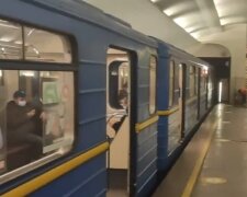 Рух по синій гілці київського метро довелося зупинити