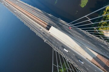 Перекрили найвищий міст Києва