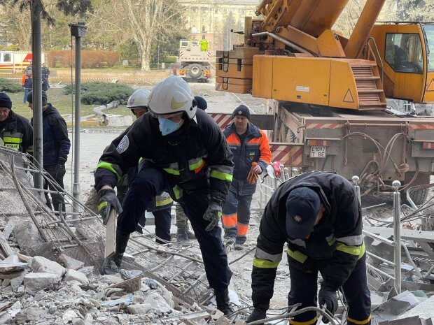 Орки вдарили ракетою по будівлі Миколаївської ОДА: з-під завалів вилучили тіла 13 загиблих