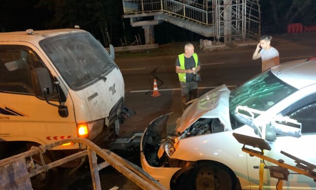 У Києві легковик в’їхав у натовп комунальників, що вночі ремонтували дорогу (відео)