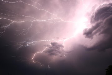 Синоптики обіцяють зливи, шквали, град та навіть смерчі