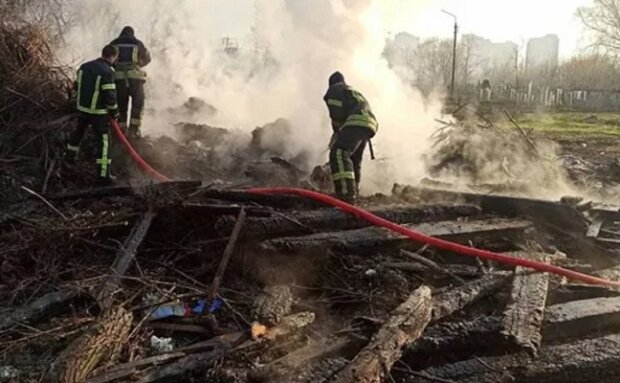 На київському кладовищі сталася пожежа