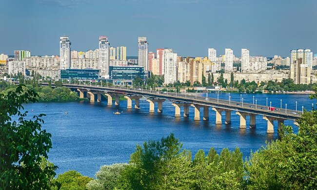 До ліквідації аварії тепломережі під мостом Патона залучили верхолазів (відео)