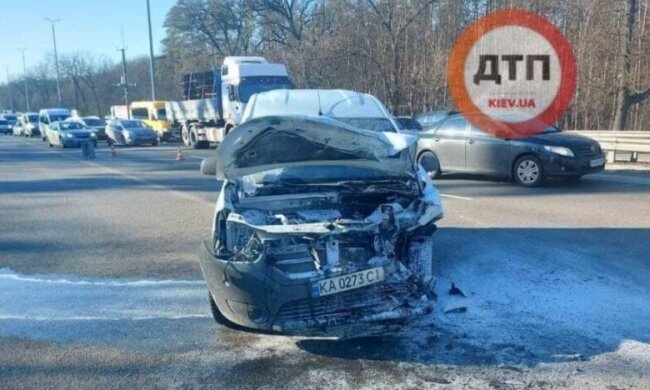 ДТП під Києвом: два авто не поділили дорогу