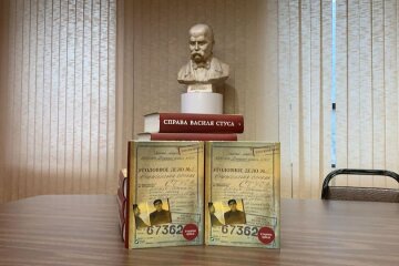 Суд заборонив розповсюджувати книгу про Стуса без дозволу Медведчука