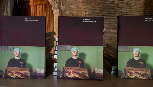 Знаменитий фоторепортер з Великої Британії презентував у Києві книгу «Щоденник волонтера»