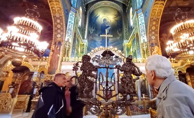 У Києві відбулось освячення Великого Герба України, який створили з уламків боєприпасів