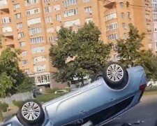 Страшна аварія у Києві із перекиданням автомобіля на дах. Фото, відео