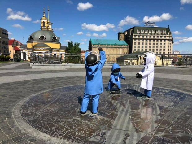 Малюки-засновники Києва на Поштовій площі приєднались до підтримки медиків (фото)
