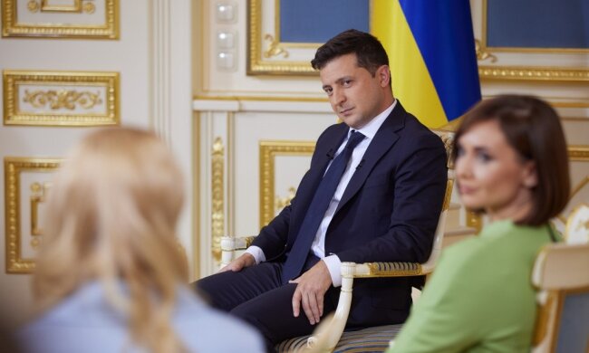Лякає кровопролиттям та смертю країни: Зеленський записав аудіозвернення до “Слуг народу”