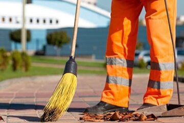 Підмітати вулиці: як у Києві борються з безробіттям