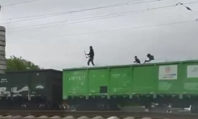 Молоді кияни влаштували катання на даху вагона вантажного потягу (відео)