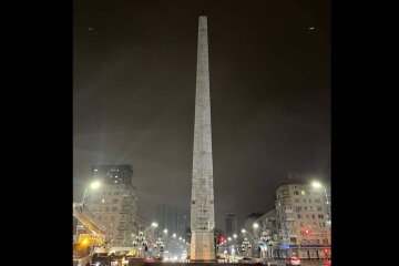 У Києві демонтували радянську зірку з монумента на Галицькій площі