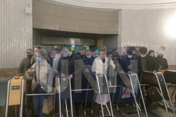 У столичному метро утворилось скупчення людей через “дії проти скупчення людей”