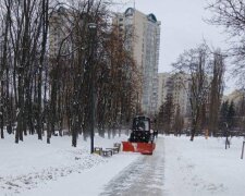 Сніговий десант: майже 500 одиниць техніки та тисячі дорожників рятують Київ від ожеледі