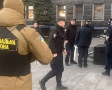 Поблизу будівлі Офісу Президента чоловік намагався себе підпалити