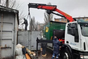 У Києві комунальників побили під час знесення кіоску (відео)