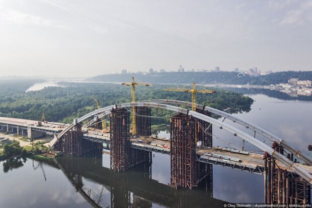 У організатора та виконавців схеми провели обшуки: розкрадання коштів на будівництві Подільського мосту
