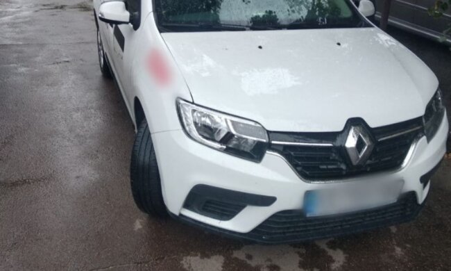 У Києві оштрафували водія, який повертав через три смуги перед мостом Патона