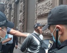 У центрі Києва чоловік кинув коктейль Молотова в офіс омбудсмена Денисової