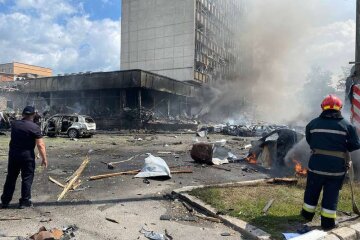Удар по Вінниці: 12 загиблих і 25 поранених, горять 50 автомобілів
