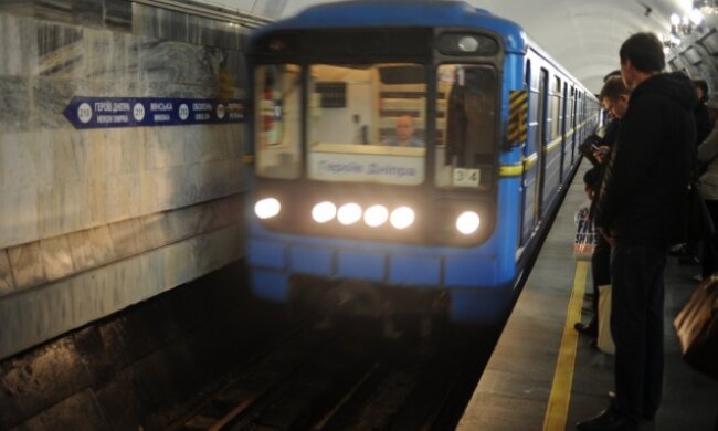 Падіння чоловіка на рейки в метро: причиною могла стати спека