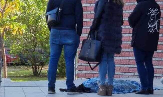 У Києві 13-річна дівчинка попрощалася з родичами та вистрибнула з вікна