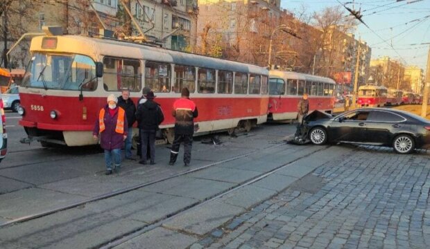 У Києві автомобіль врізався в трамвай з пасажирами